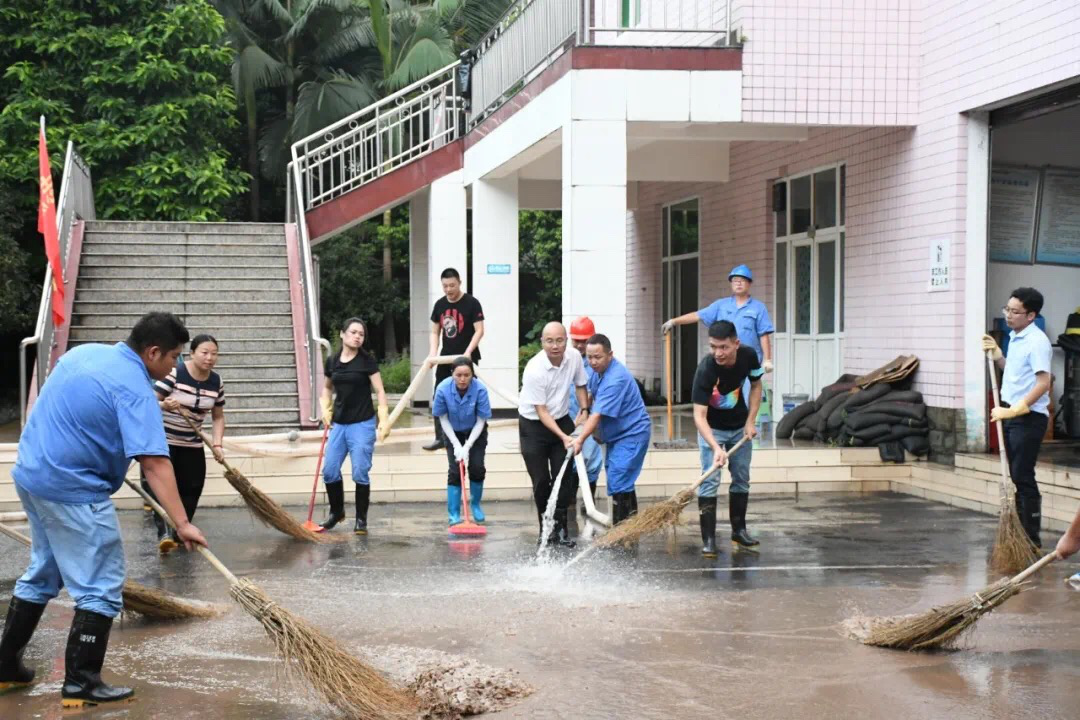 兴泸公司副总经理辜际州带队齐心协力清扫淤泥