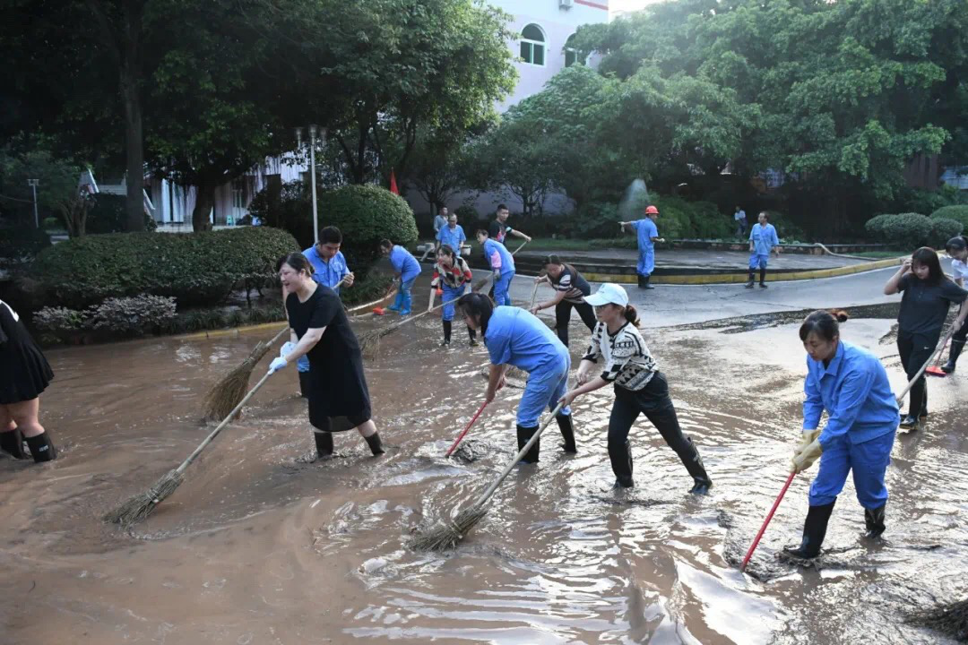 全体党员防汛应急突击队和青年志愿服务队共进退